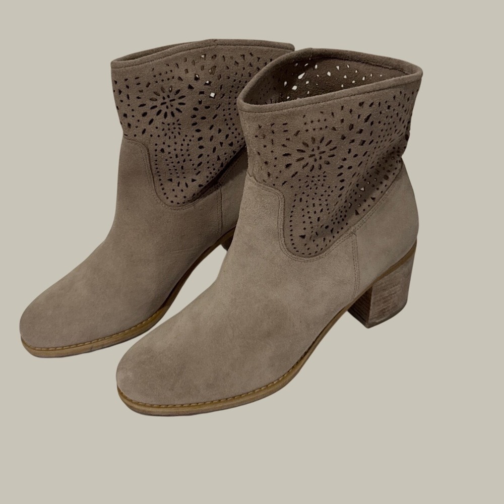 Crown Vintage Womens Taupe Suede Laser Cut Perforated Block Heel Ankle Boots 9M‎